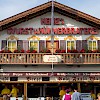 Die Fassade der Wurstbraterei Heinz im Sonnenschein