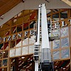 Eine Hebebühne vor dem Schützenfestzelt
