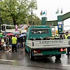 Ein Lieferwagen zwängt sich durch die anstehenden Besucher