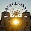 Das Riesenrad am Königsplatz in der Dämmerung