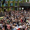 Das gefüllte Mittelschiff der Ochsenbraterei auf dem Oktoberfest.